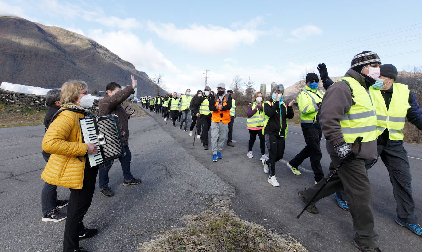 Primera etapa de la marcha en defensa de la sanidad pública Laciana-Bierzo (Villablino-Ponferrada).