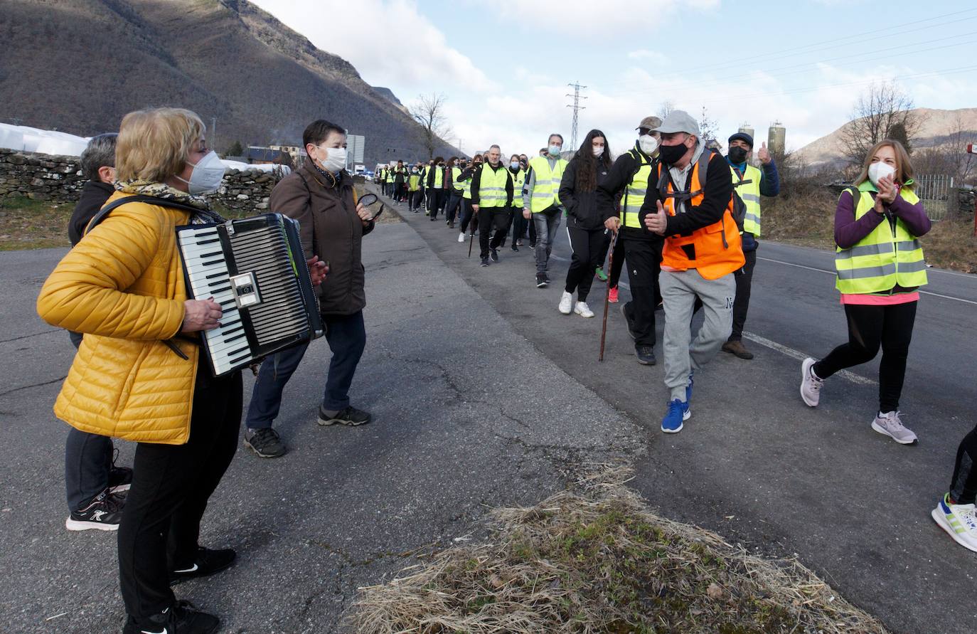 Primera etapa de la marcha en defensa de la sanidad pública Laciana-Bierzo (Villablino-Ponferrada).