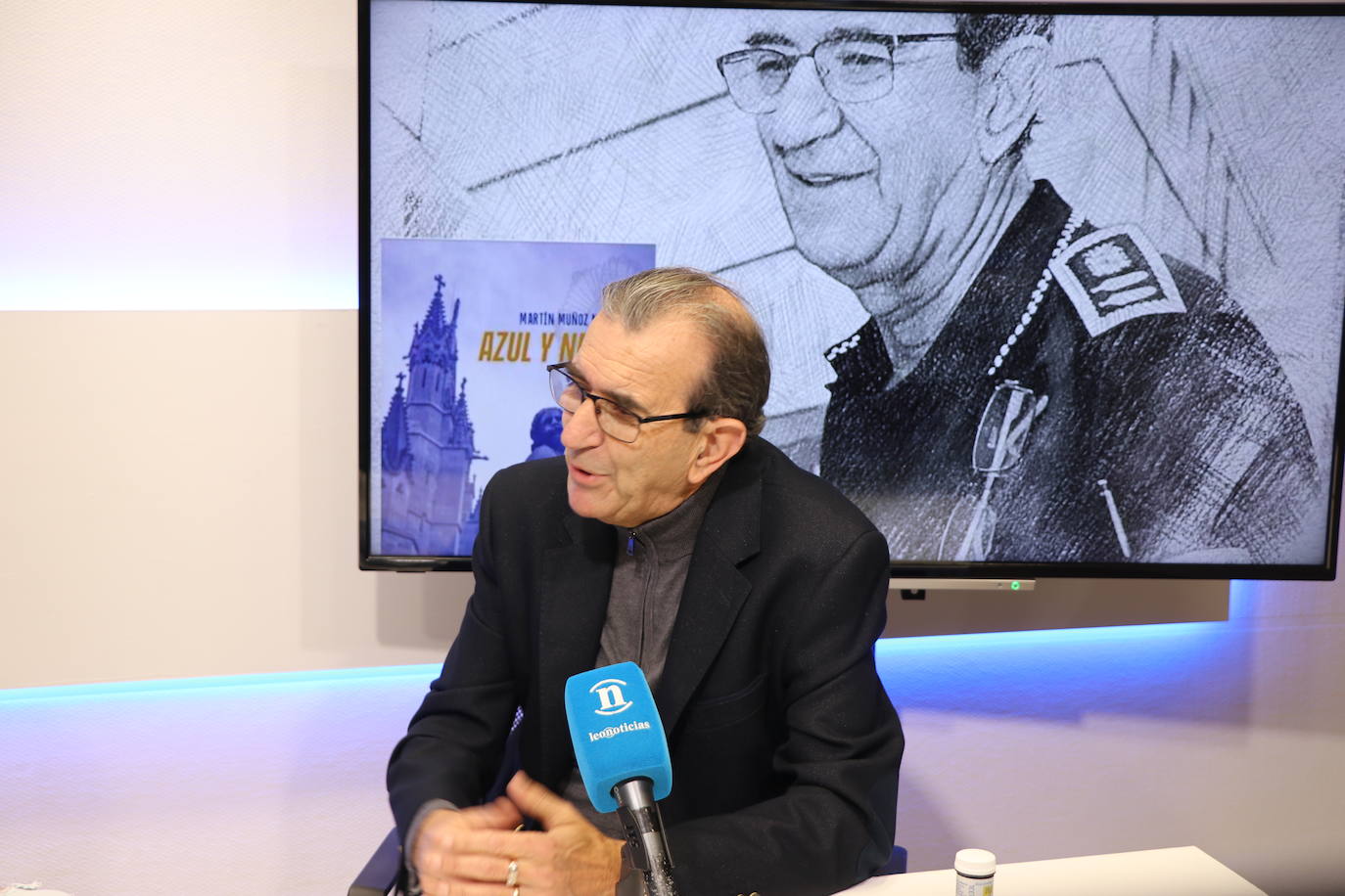 El exintendente jefe de la Policía Local de León, Martín Muñoz, publica su primer libro 'Azul y Negro' 