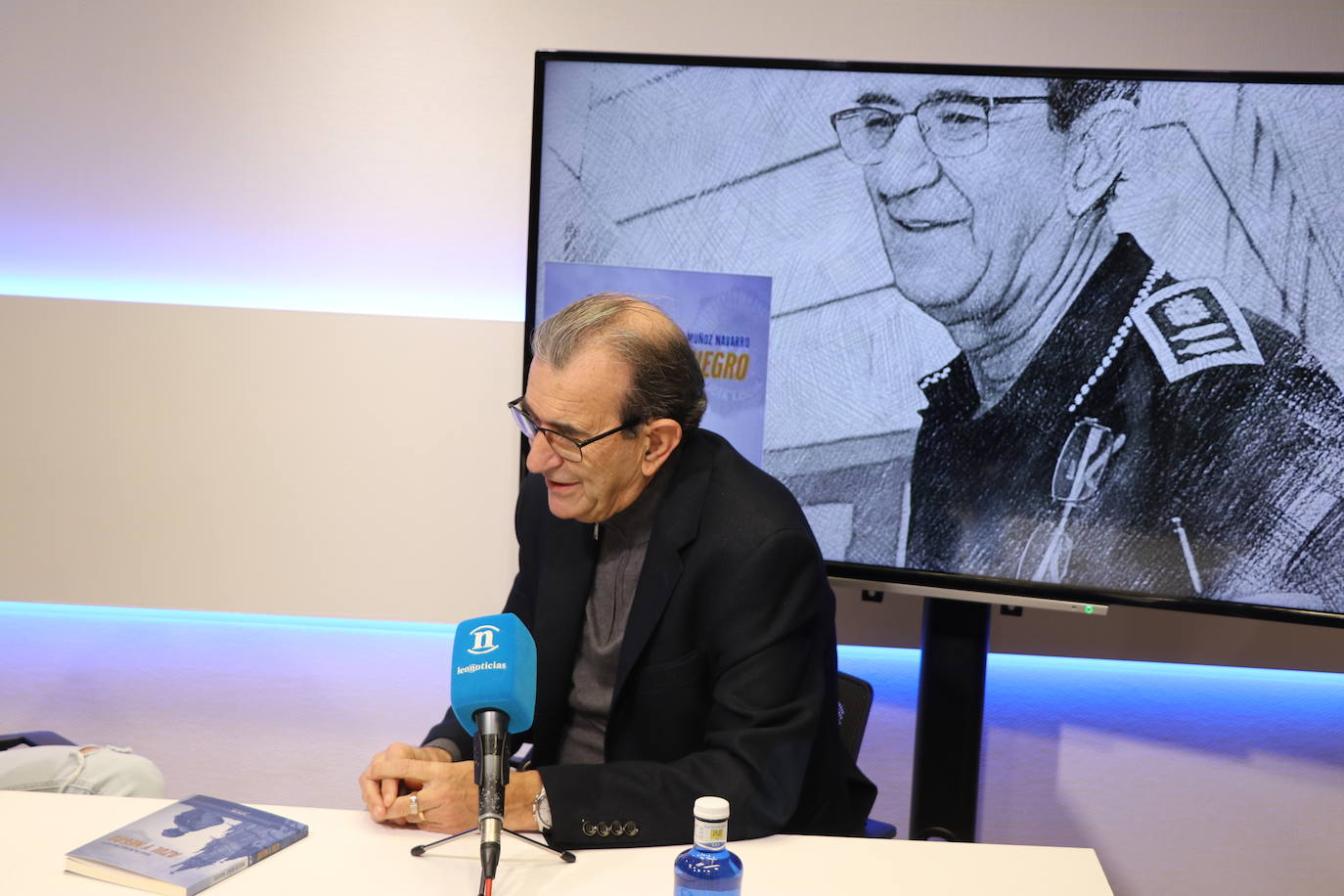 El exintendente jefe de la Policía Local de León, Martín Muñoz, publica su primer libro 'Azul y Negro' 