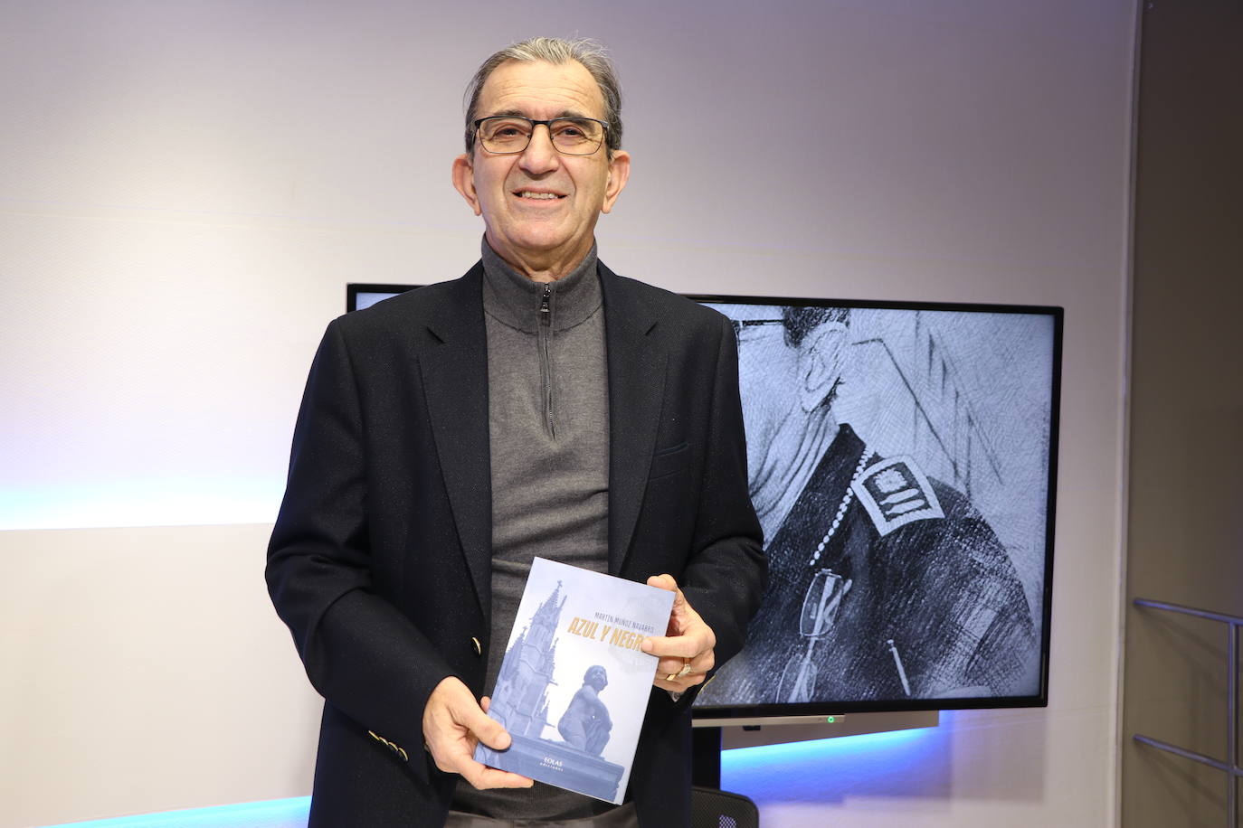 El exintendente jefe de la Policía Local de León, Martín Muñoz, publica su primer libro 'Azul y Negro' 