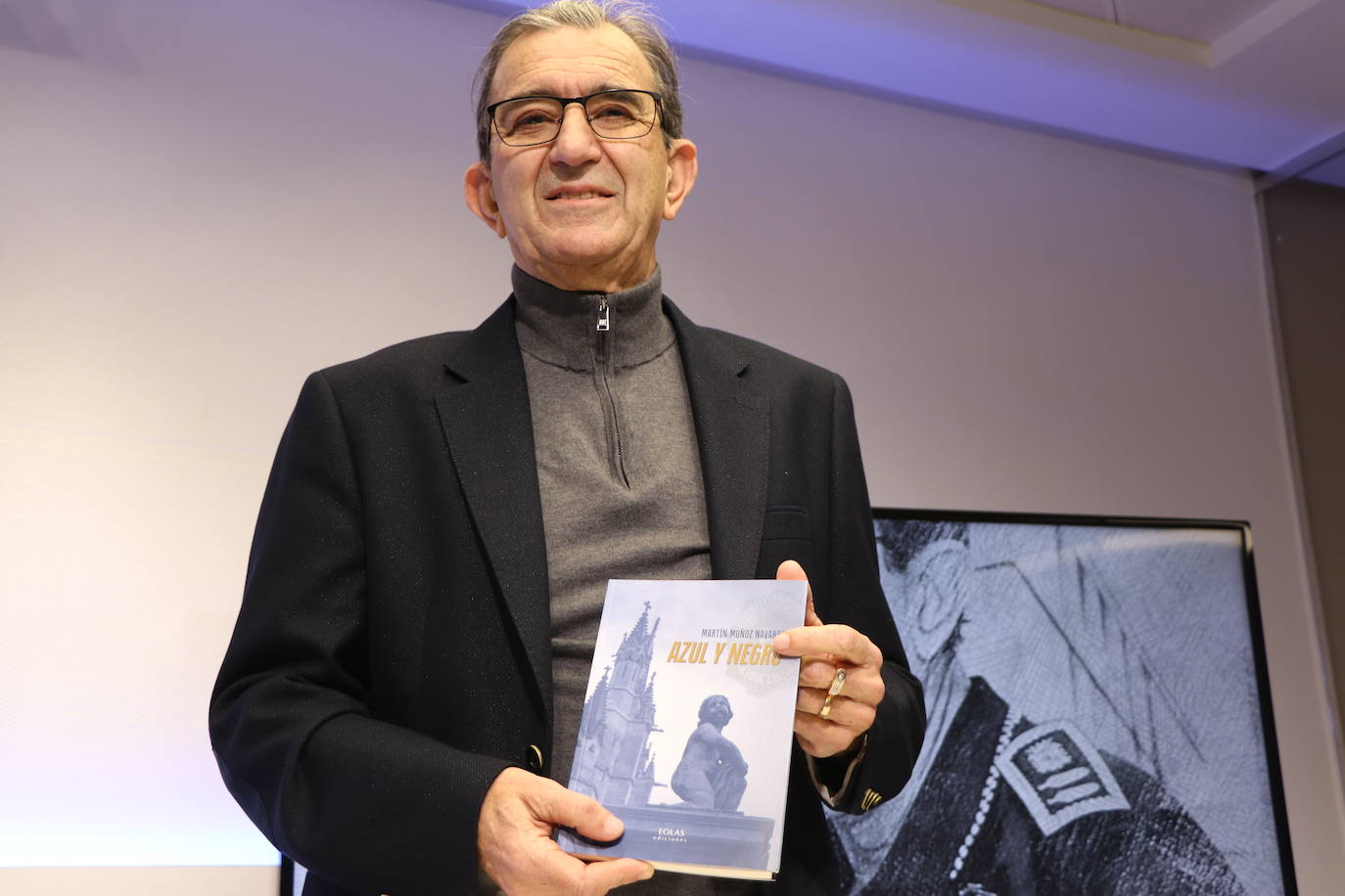 El exintendente jefe de la Policía Local de León, Martín Muñoz, publica su primer libro 'Azul y Negro' 
