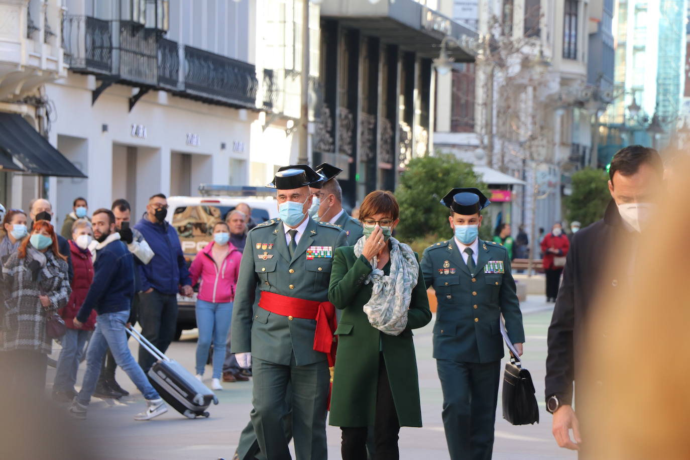 León cambia el nombre de la calle Capitán Cortés por el de Guardia Civil cumpliendo así con la ley de memoria histórica | La directora general del cuerpo, María Gámez Gámez, ha presidido el acto de descubirmiento de la nueva placa así como el desfile posterior por Ordoño II que ha congregado a decenas de personas.