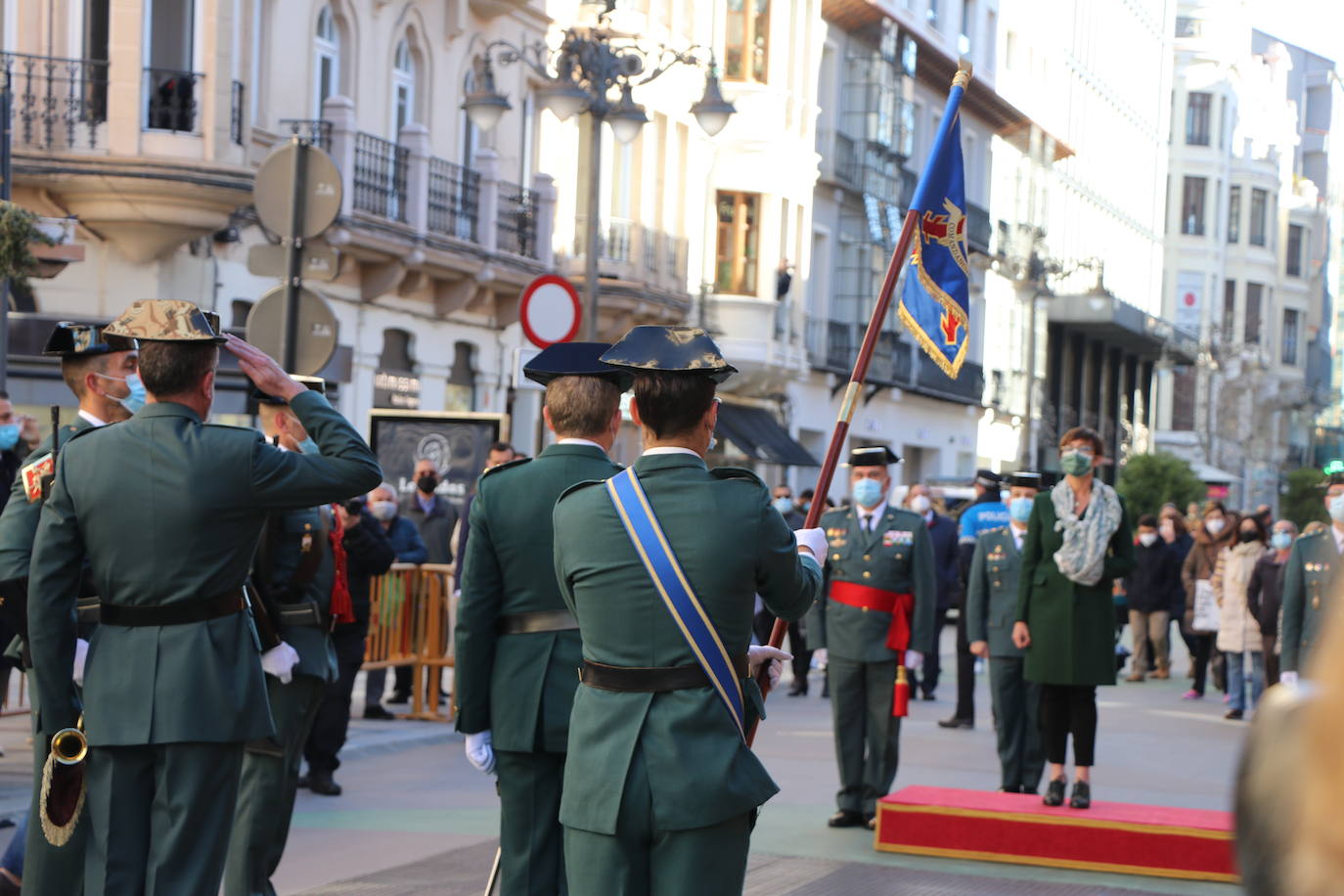 León cambia el nombre de la calle Capitán Cortés por el de Guardia Civil cumpliendo así con la ley de memoria histórica | La directora general del cuerpo, María Gámez Gámez, ha presidido el acto de descubirmiento de la nueva placa así como el desfile posterior por Ordoño II que ha congregado a decenas de personas.