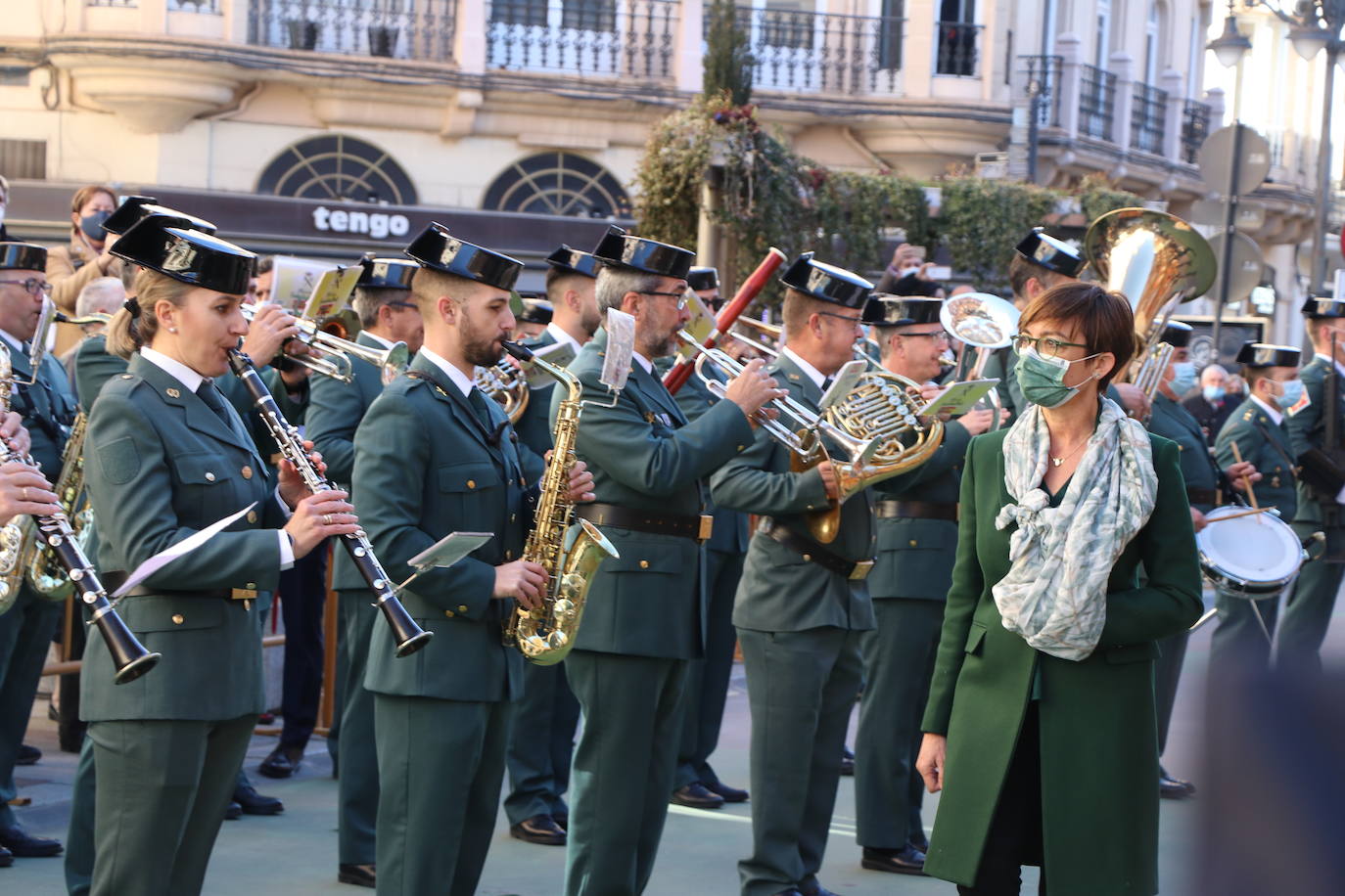 León cambia el nombre de la calle Capitán Cortés por el de Guardia Civil cumpliendo así con la ley de memoria histórica | La directora general del cuerpo, María Gámez Gámez, ha presidido el acto de descubirmiento de la nueva placa así como el desfile posterior por Ordoño II que ha congregado a decenas de personas.