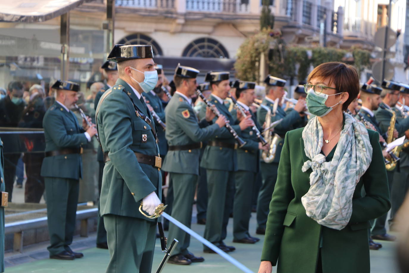 León cambia el nombre de la calle Capitán Cortés por el de Guardia Civil cumpliendo así con la ley de memoria histórica | La directora general del cuerpo, María Gámez Gámez, ha presidido el acto de descubirmiento de la nueva placa así como el desfile posterior por Ordoño II que ha congregado a decenas de personas.