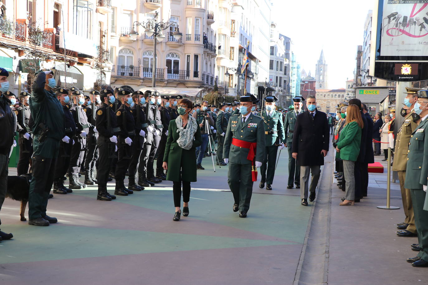 León cambia el nombre de la calle Capitán Cortés por el de Guardia Civil cumpliendo así con la ley de memoria histórica | La directora general del cuerpo, María Gámez Gámez, ha presidido el acto de descubirmiento de la nueva placa así como el desfile posterior por Ordoño II que ha congregado a decenas de personas.