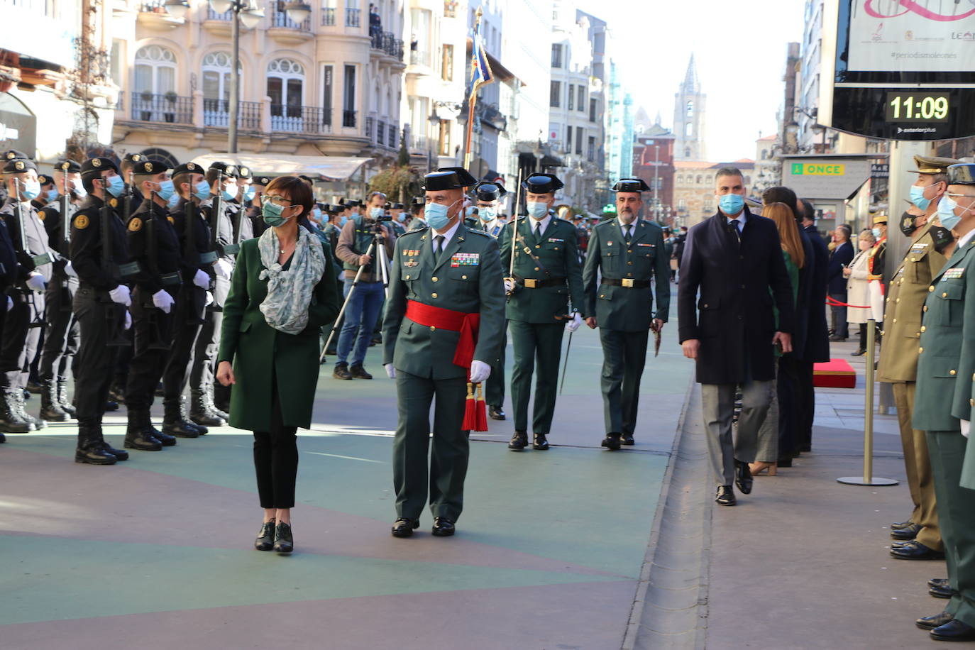 León cambia el nombre de la calle Capitán Cortés por el de Guardia Civil cumpliendo así con la ley de memoria histórica | La directora general del cuerpo, María Gámez Gámez, ha presidido el acto de descubirmiento de la nueva placa así como el desfile posterior por Ordoño II que ha congregado a decenas de personas.