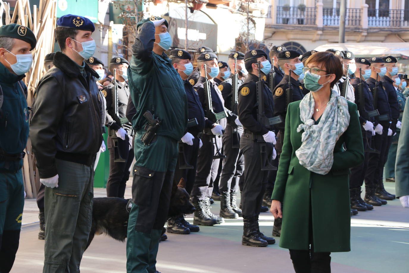 León cambia el nombre de la calle Capitán Cortés por el de Guardia Civil cumpliendo así con la ley de memoria histórica | La directora general del cuerpo, María Gámez Gámez, ha presidido el acto de descubirmiento de la nueva placa así como el desfile posterior por Ordoño II que ha congregado a decenas de personas.