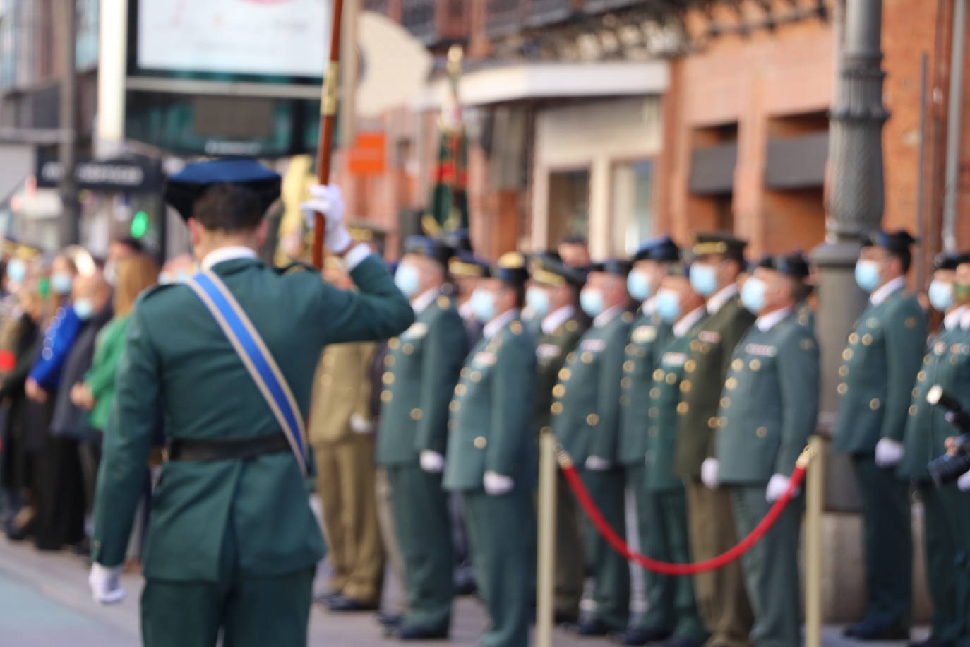 León cambia el nombre de la calle Capitán Cortés por el de Guardia Civil cumpliendo así con la ley de memoria histórica | La directora general del cuerpo, María Gámez Gámez, ha presidido el acto de descubirmiento de la nueva placa así como el desfile posterior por Ordoño II que ha congregado a decenas de personas.