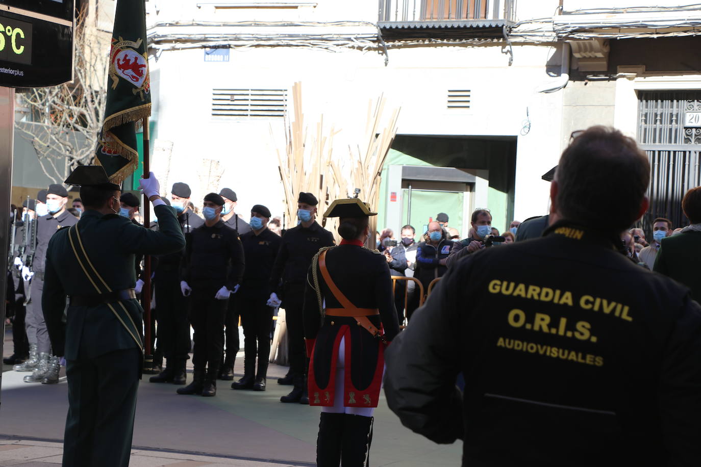 León cambia el nombre de la calle Capitán Cortés por el de Guardia Civil cumpliendo así con la ley de memoria histórica | La directora general del cuerpo, María Gámez Gámez, ha presidido el acto de descubirmiento de la nueva placa así como el desfile posterior por Ordoño II que ha congregado a decenas de personas.