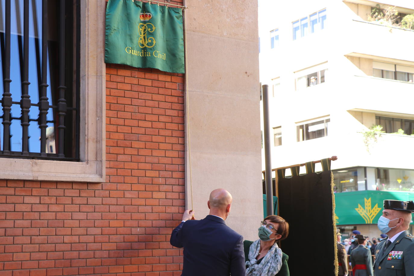 León cambia el nombre de la calle Capitán Cortés por el de Guardia Civil cumpliendo así con la ley de memoria histórica | La directora general del cuerpo, María Gámez Gámez, ha presidido el acto de descubirmiento de la nueva placa así como el desfile posterior por Ordoño II que ha congregado a decenas de personas.