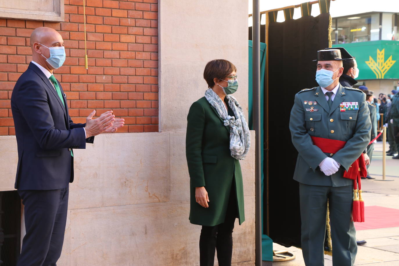 León cambia el nombre de la calle Capitán Cortés por el de Guardia Civil cumpliendo así con la ley de memoria histórica | La directora general del cuerpo, María Gámez Gámez, ha presidido el acto de descubirmiento de la nueva placa así como el desfile posterior por Ordoño II que ha congregado a decenas de personas.