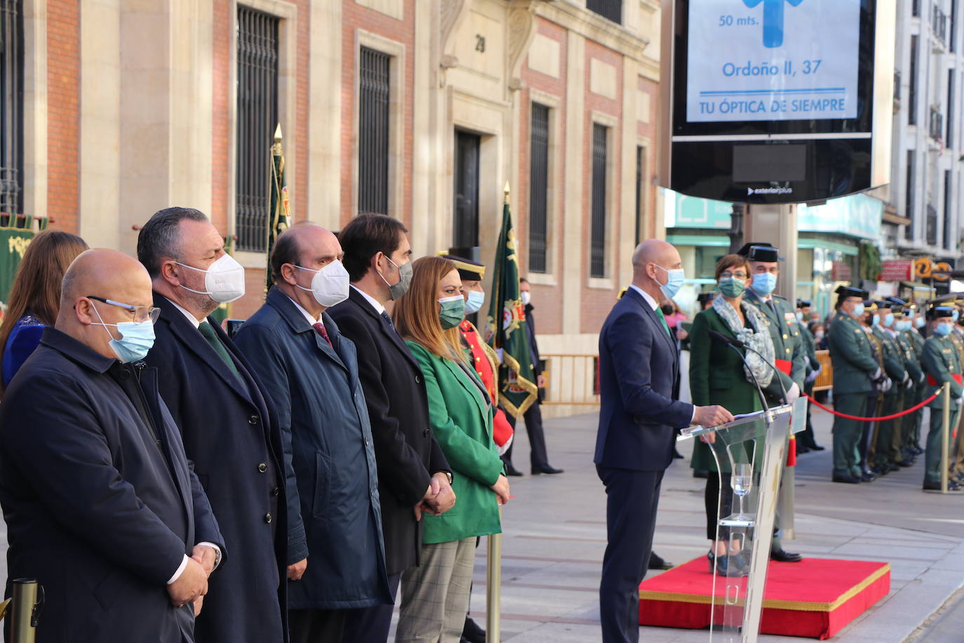 León cambia el nombre de la calle Capitán Cortés por el de Guardia Civil cumpliendo así con la ley de memoria histórica | La directora general del cuerpo, María Gámez Gámez, ha presidido el acto de descubirmiento de la nueva placa así como el desfile posterior por Ordoño II que ha congregado a decenas de personas.