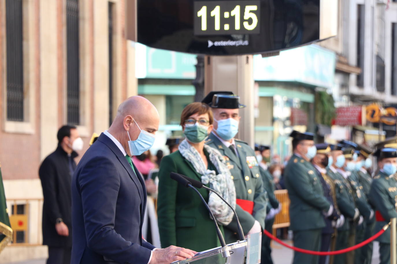 León cambia el nombre de la calle Capitán Cortés por el de Guardia Civil cumpliendo así con la ley de memoria histórica | La directora general del cuerpo, María Gámez Gámez, ha presidido el acto de descubirmiento de la nueva placa así como el desfile posterior por Ordoño II que ha congregado a decenas de personas.