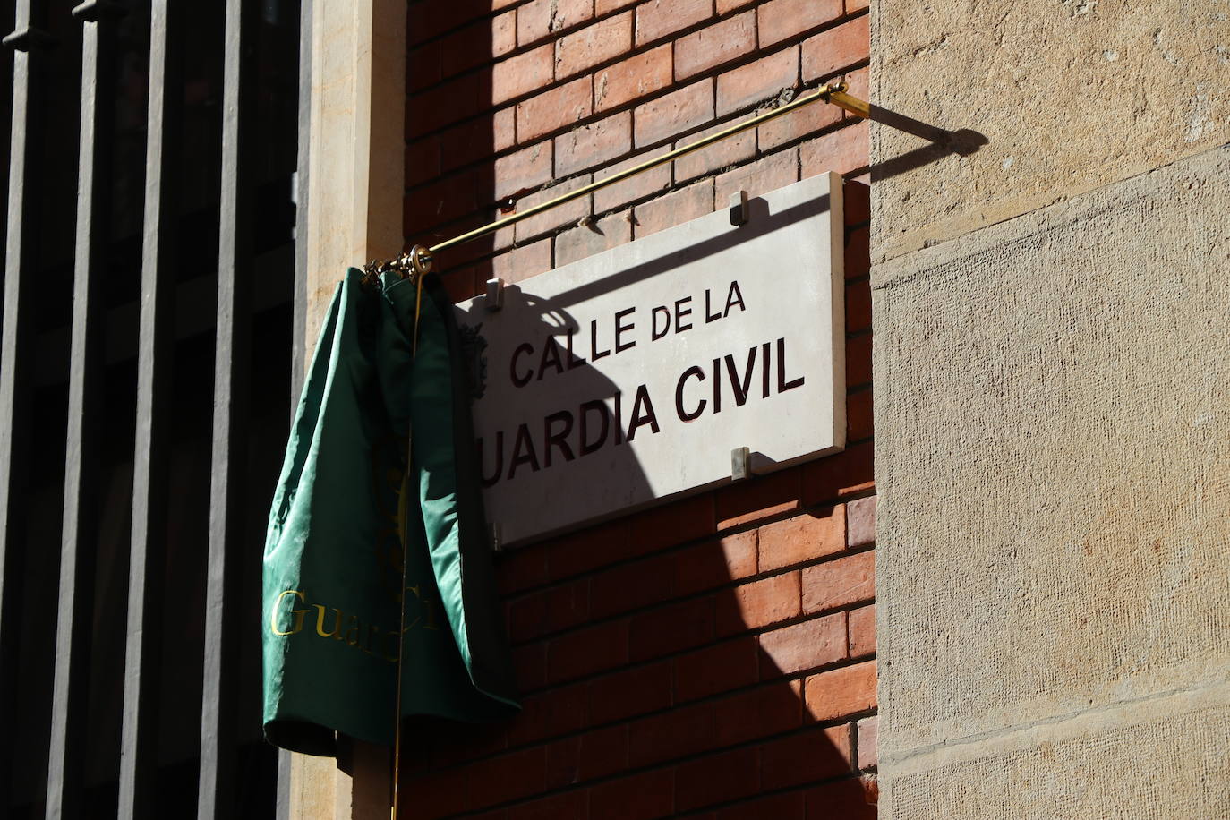 León cambia el nombre de la calle Capitán Cortés por el de Guardia Civil cumpliendo así con la ley de memoria histórica | La directora general del cuerpo, María Gámez Gámez, ha presidido el acto de descubirmiento de la nueva placa así como el desfile posterior por Ordoño II que ha congregado a decenas de personas.