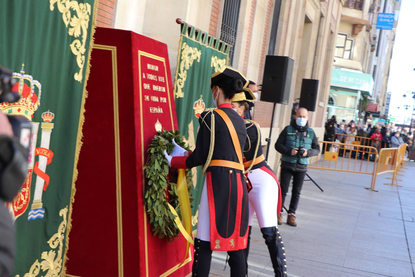 León cambia el nombre de la calle Capitán Cortés por el de Guardia Civil cumpliendo así con la ley de memoria histórica | La directora general del cuerpo, María Gámez Gámez, ha presidido el acto de descubirmiento de la nueva placa así como el desfile posterior por Ordoño II que ha congregado a decenas de personas.