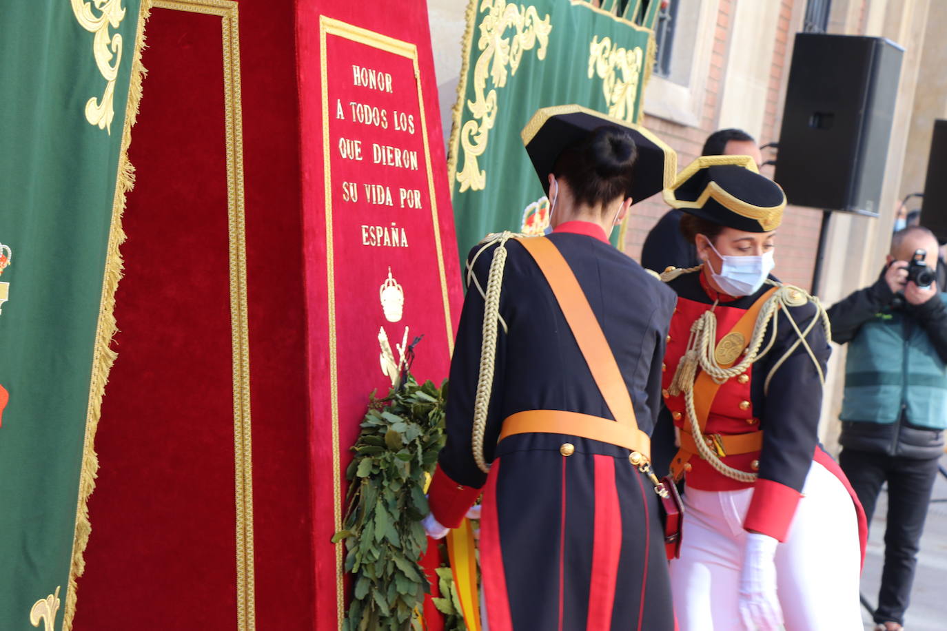 León cambia el nombre de la calle Capitán Cortés por el de Guardia Civil cumpliendo así con la ley de memoria histórica | La directora general del cuerpo, María Gámez Gámez, ha presidido el acto de descubirmiento de la nueva placa así como el desfile posterior por Ordoño II que ha congregado a decenas de personas.