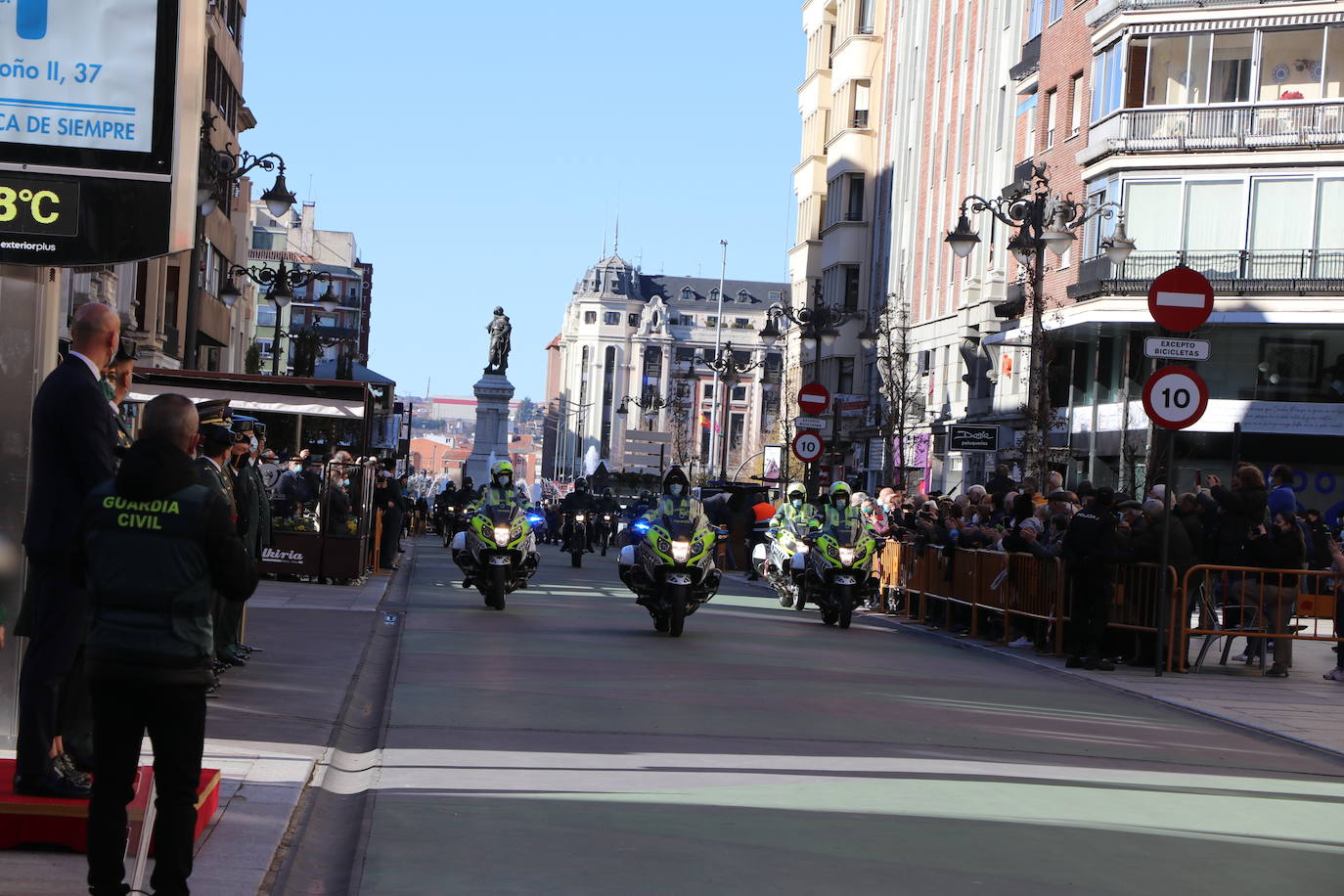 León cambia el nombre de la calle Capitán Cortés por el de Guardia Civil cumpliendo así con la ley de memoria histórica | La directora general del cuerpo, María Gámez Gámez, ha presidido el acto de descubirmiento de la nueva placa así como el desfile posterior por Ordoño II que ha congregado a decenas de personas.