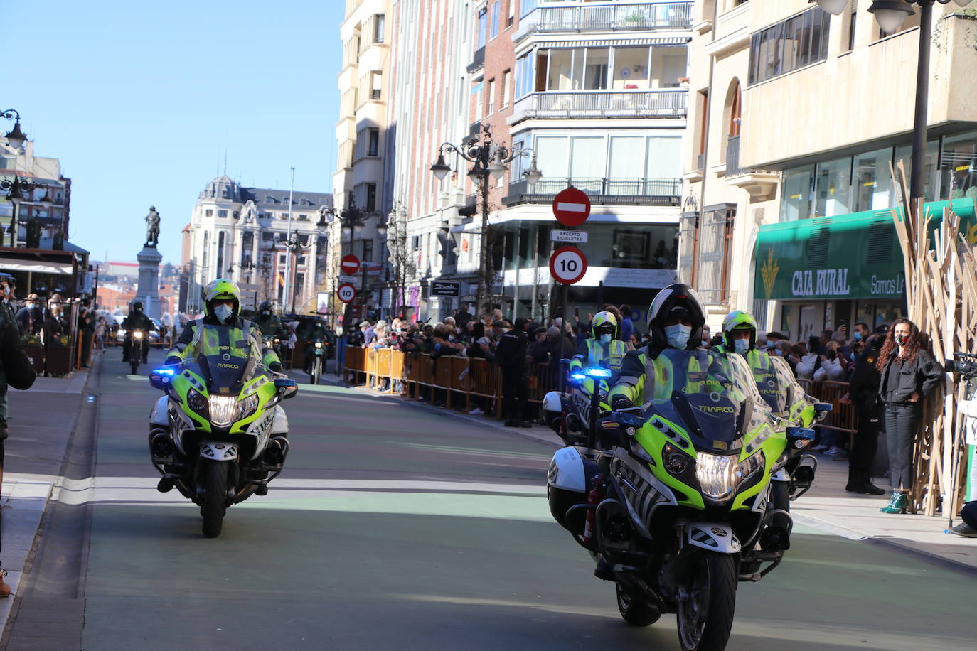 León cambia el nombre de la calle Capitán Cortés por el de Guardia Civil cumpliendo así con la ley de memoria histórica | La directora general del cuerpo, María Gámez Gámez, ha presidido el acto de descubirmiento de la nueva placa así como el desfile posterior por Ordoño II que ha congregado a decenas de personas.