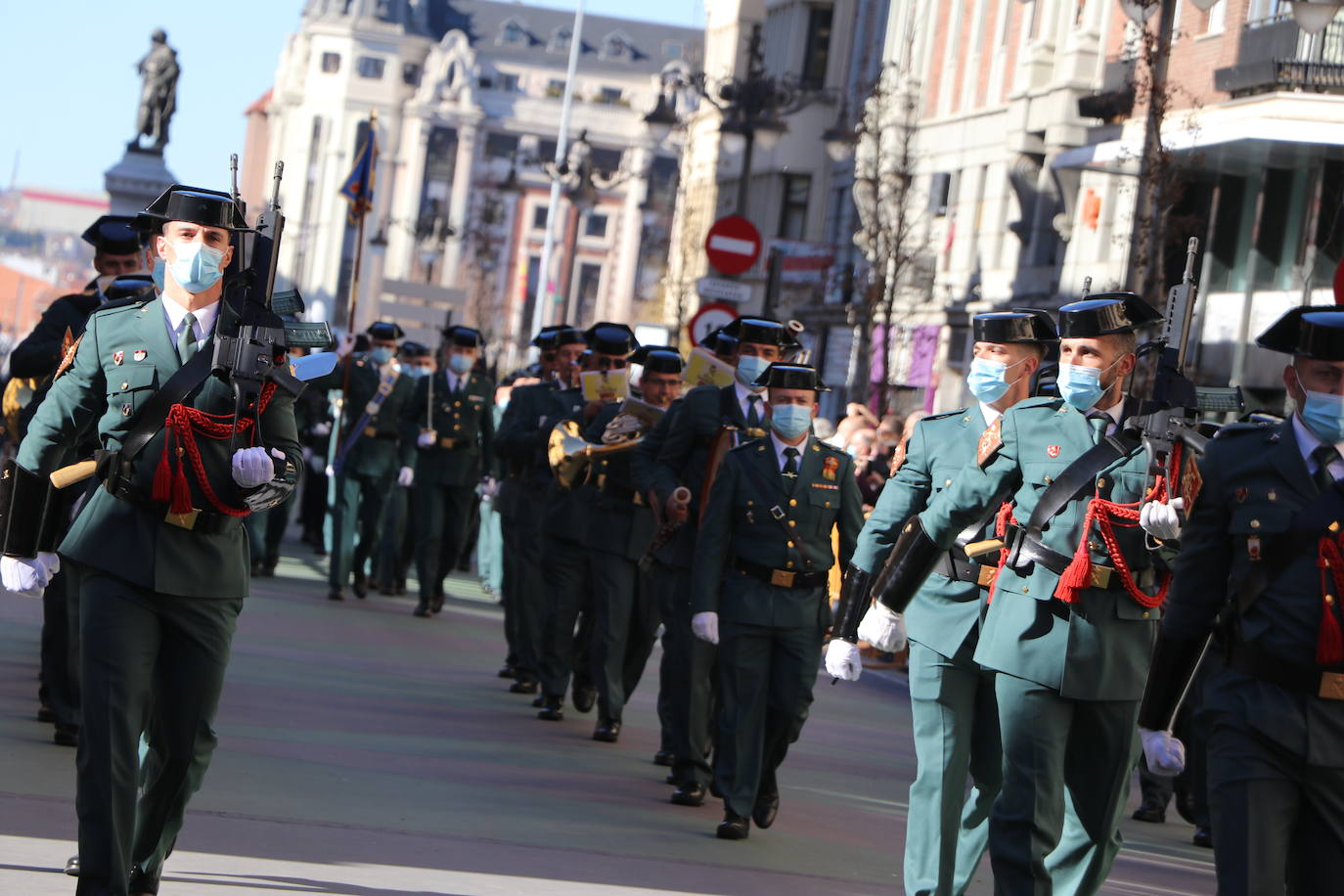 León cambia el nombre de la calle Capitán Cortés por el de Guardia Civil cumpliendo así con la ley de memoria histórica | La directora general del cuerpo, María Gámez Gámez, ha presidido el acto de descubirmiento de la nueva placa así como el desfile posterior por Ordoño II que ha congregado a decenas de personas.