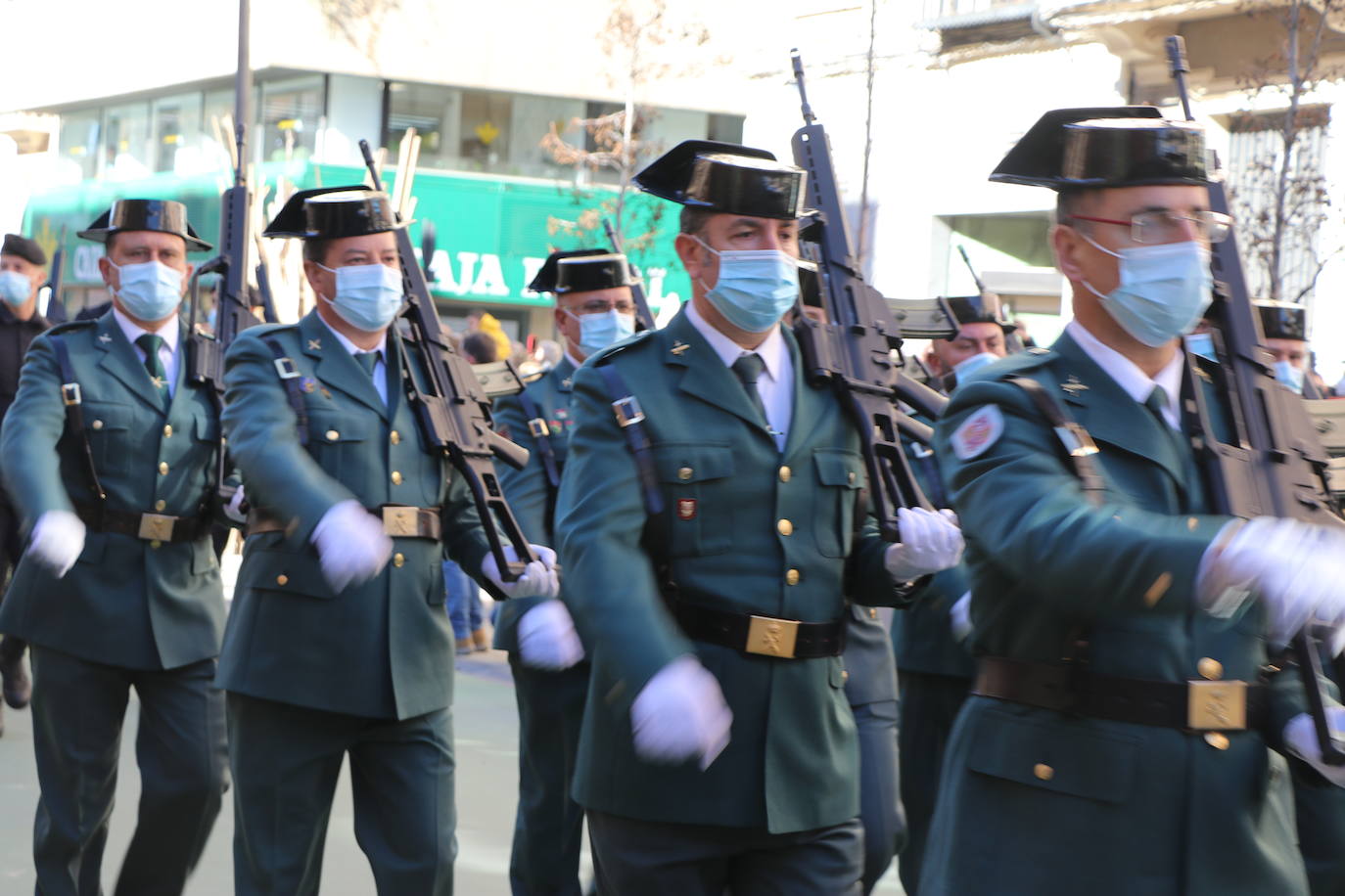 León cambia el nombre de la calle Capitán Cortés por el de Guardia Civil cumpliendo así con la ley de memoria histórica | La directora general del cuerpo, María Gámez Gámez, ha presidido el acto de descubirmiento de la nueva placa así como el desfile posterior por Ordoño II que ha congregado a decenas de personas.