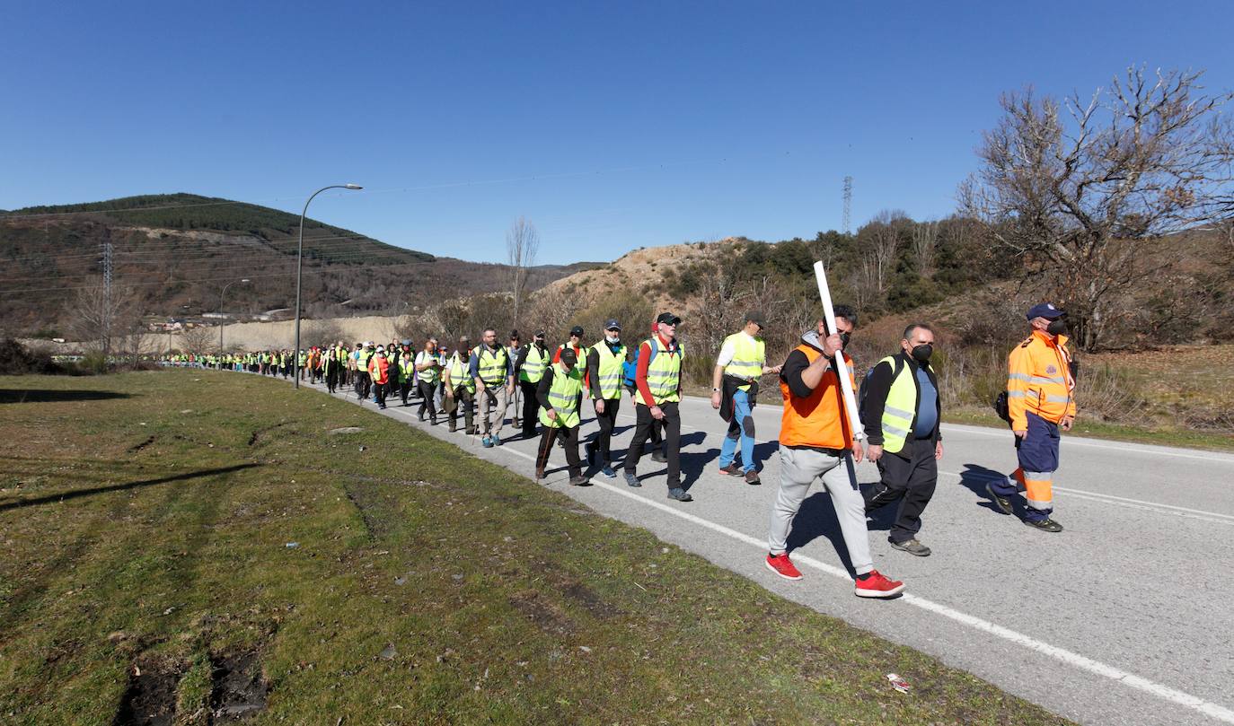 Segunda etapa de la marcha a pie entre Villablino y Ponferrada en defensa de la sanidad pública de Laciana y del Bierzo, que transcurre entre las localidades de Palacios del Sil y Páramo del Sil.