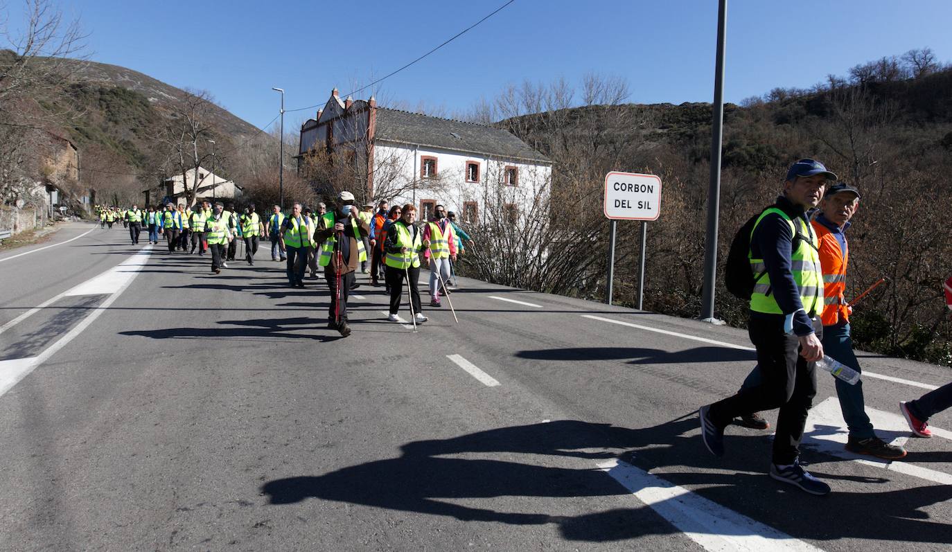 Segunda etapa de la marcha a pie entre Villablino y Ponferrada en defensa de la sanidad pública de Laciana y del Bierzo, que transcurre entre las localidades de Palacios del Sil y Páramo del Sil.