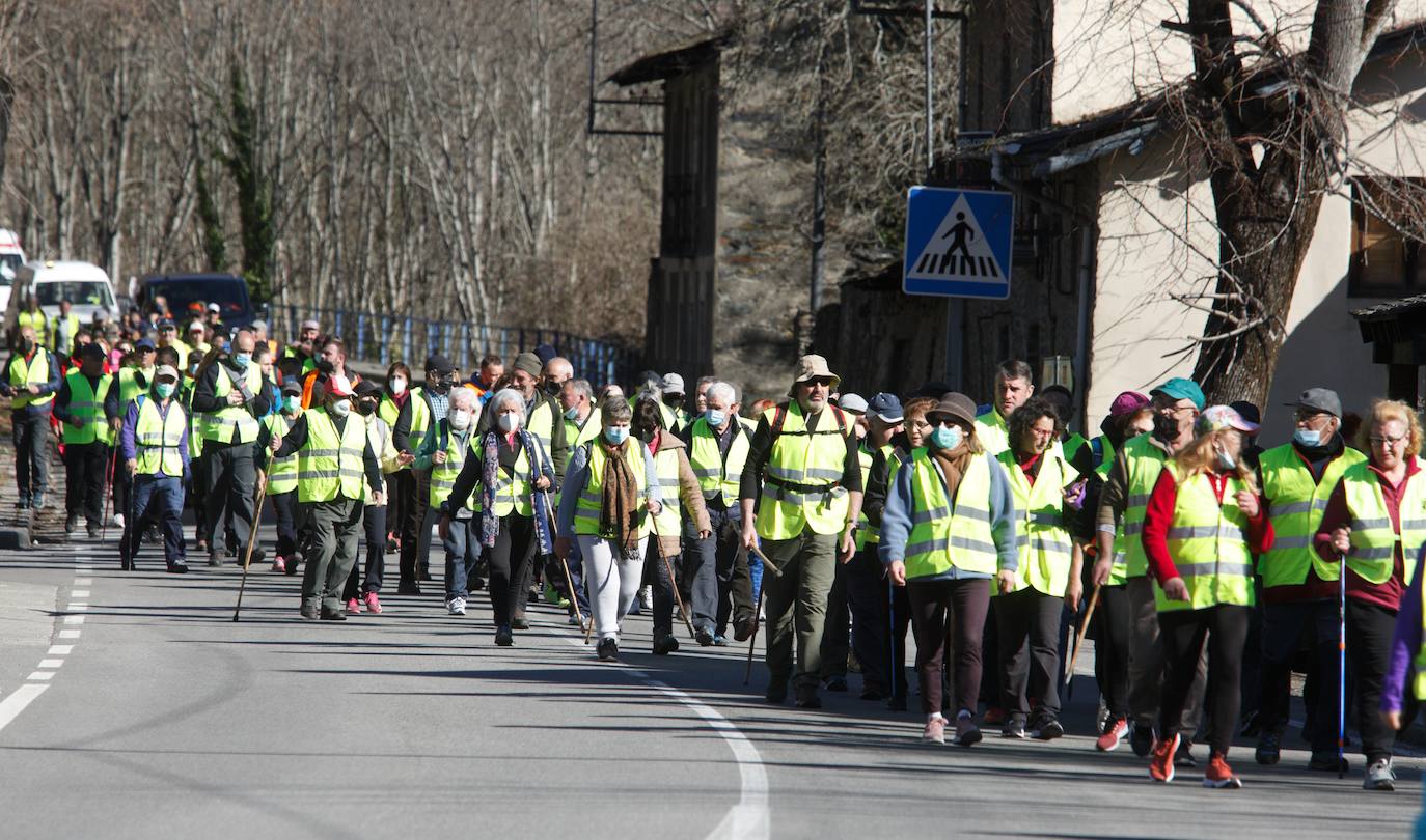 Segunda etapa de la marcha a pie entre Villablino y Ponferrada en defensa de la sanidad pública de Laciana y del Bierzo, que transcurre entre las localidades de Palacios del Sil y Páramo del Sil.