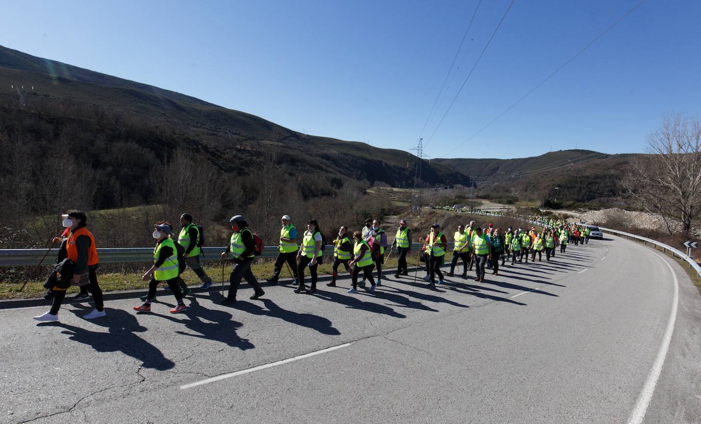 Segunda etapa de la marcha a pie entre Villablino y Ponferrada en defensa de la sanidad pública de Laciana y del Bierzo, que transcurre entre las localidades de Palacios del Sil y Páramo del Sil.