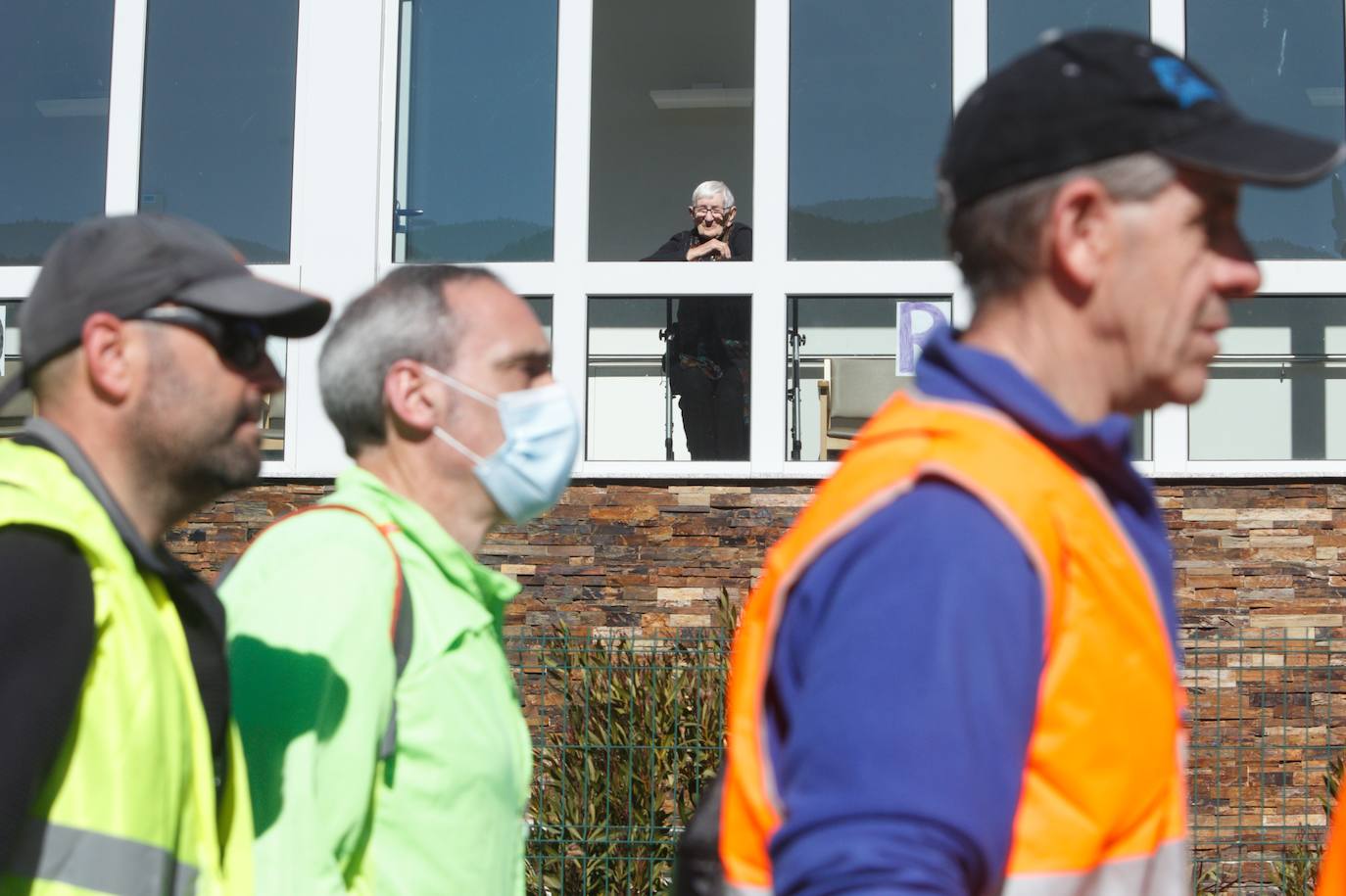 Segunda etapa de la marcha a pie entre Villablino y Ponferrada en defensa de la sanidad pública de Laciana y del Bierzo, que transcurre entre las localidades de Palacios del Sil y Páramo del Sil.