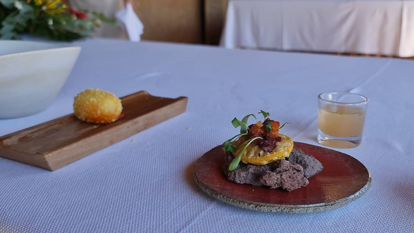 La bodega El Capricho celebra sus 'XVIII Jornadas de Exaltación de las carnes de buey', ahora con un 'guiño' a Chile | Once platos con vino del valle de Jamuz para recuperar una actividad rota por la pandemia y que siempre se ha visto acompañada por el éxito. 