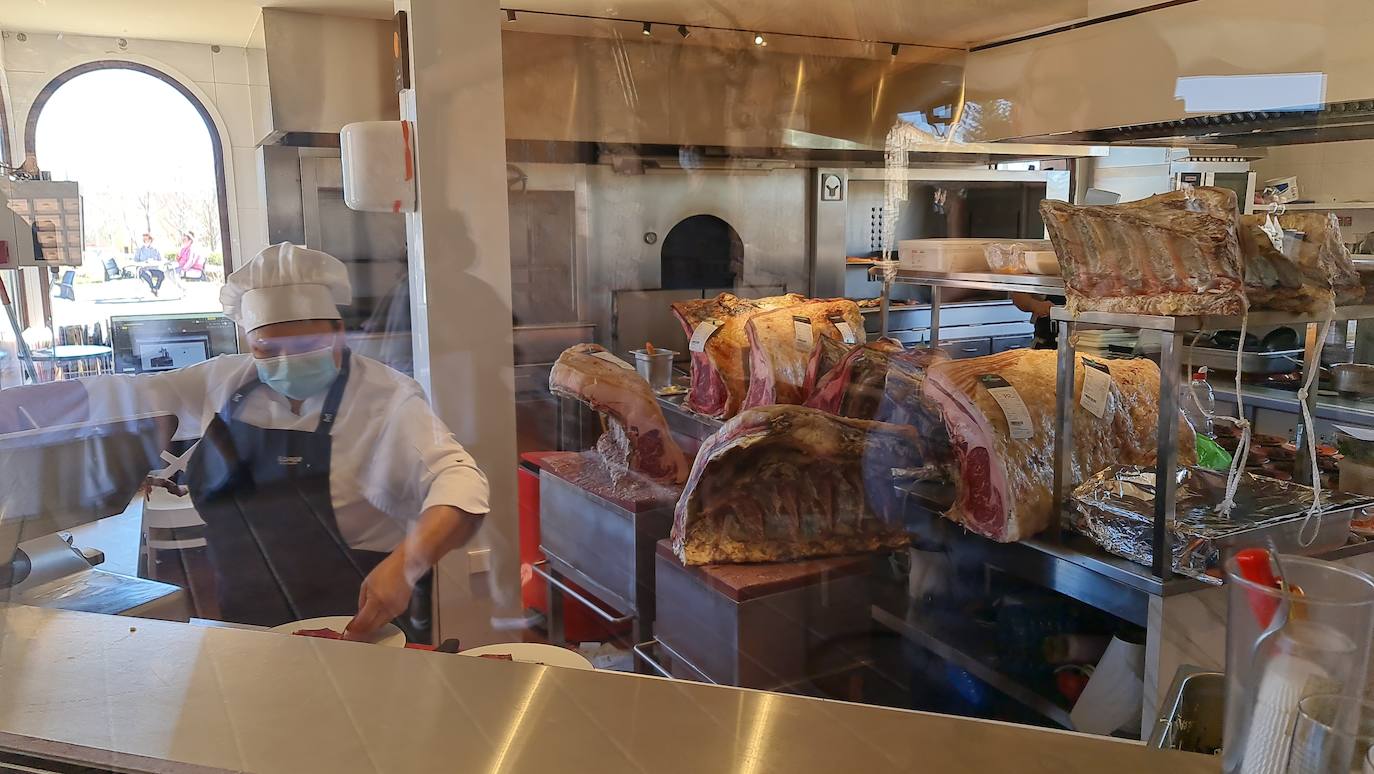 La bodega El Capricho celebra sus 'XVIII Jornadas de Exaltación de las carnes de buey', ahora con un 'guiño' a Chile | Once platos con vino del valle de Jamuz para recuperar una actividad rota por la pandemia y que siempre se ha visto acompañada por el éxito. 