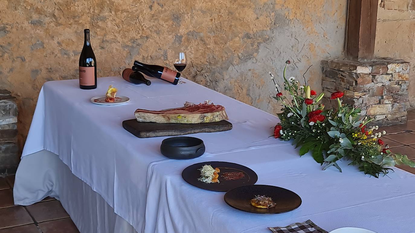 La bodega El Capricho celebra sus 'XVIII Jornadas de Exaltación de las carnes de buey', ahora con un 'guiño' a Chile | Once platos con vino del valle de Jamuz para recuperar una actividad rota por la pandemia y que siempre se ha visto acompañada por el éxito. 