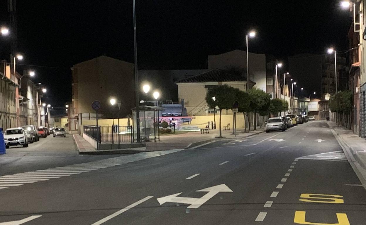 Una de las calles alumbradas con la nueva iluminación pública en La Robla.