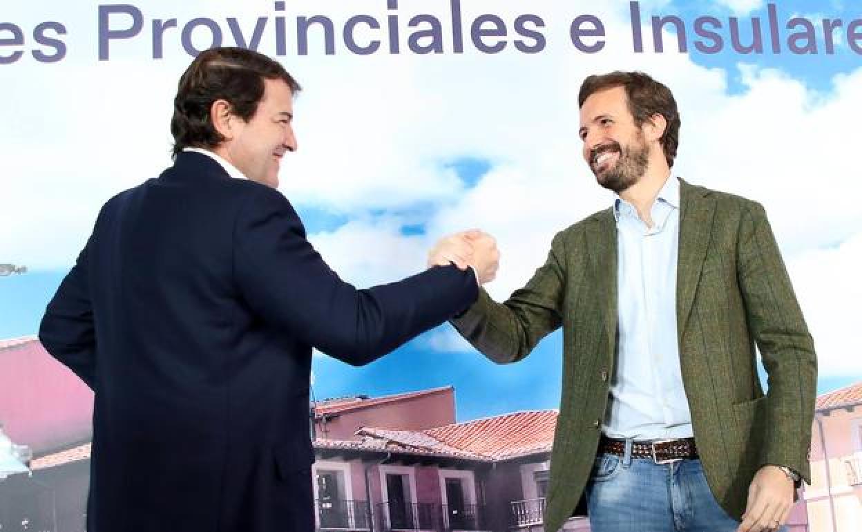 Alfonso Fernández Mañúeco y Pablo Casado en una imagen de archivo.