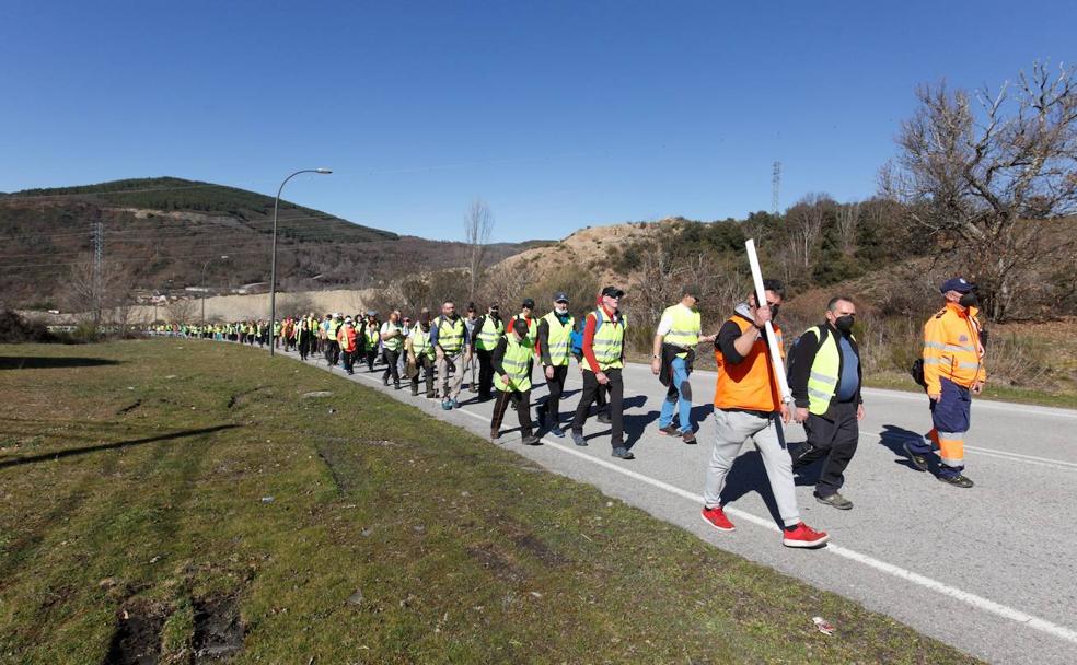 Los participantes en la marcha durante un tramo de su recorrido con destino Ponferrada este viernes. 