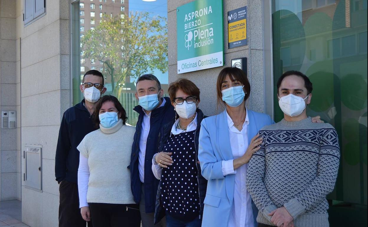 El responsable del Centro Berciano de Naturaleza, José Antonio García (3I) junto a trabajadores del Centro Especial de Empleo con Discapacidad, ante la sede central de Asprona Bierzo en Ponferrada. 