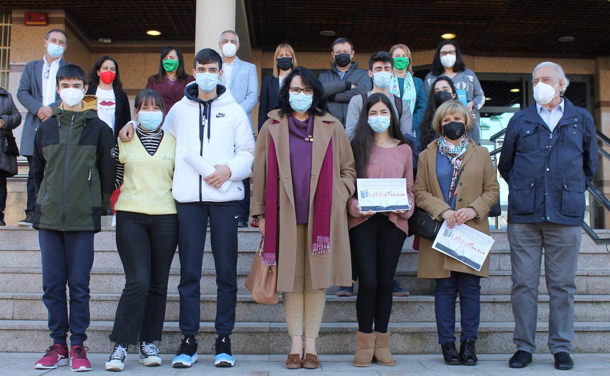 Foto de familia de los premiados en el certamen de la Universidad de León.