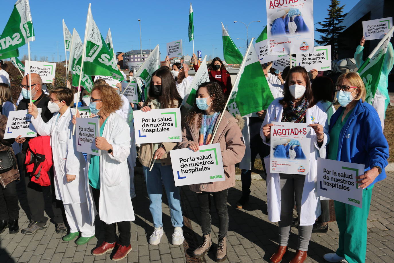 Cerca de 30 profesionales del sector claman contra el exceso de ratios .