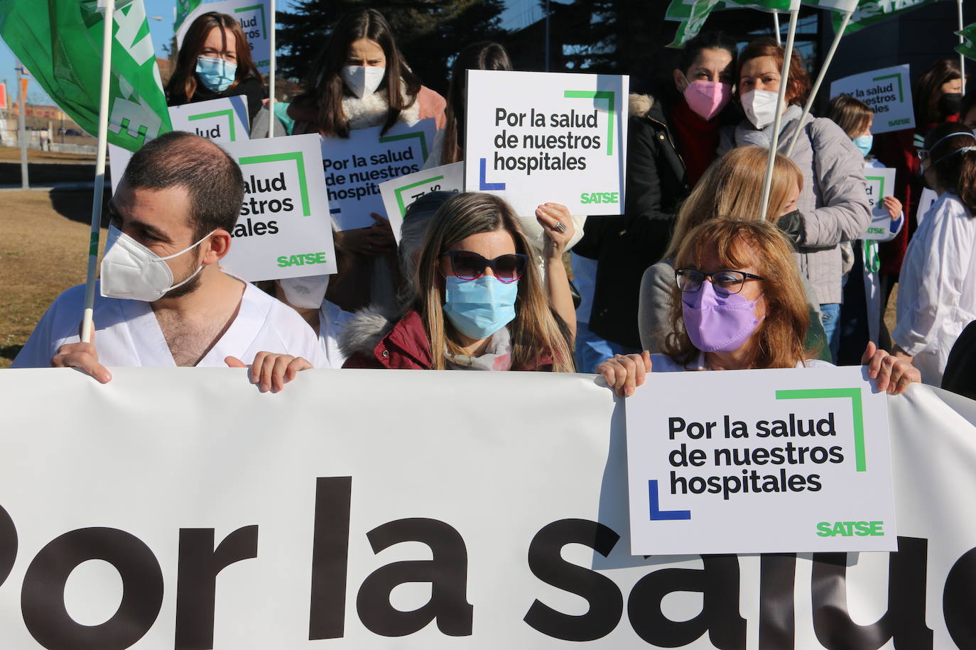 Cerca de 30 profesionales del sector claman contra el exceso de ratios .