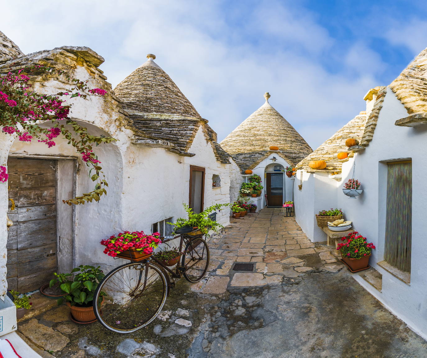 Geranios y buganvillas para decorar las calles de Alberobello, en la provincia de Bari (Italia)