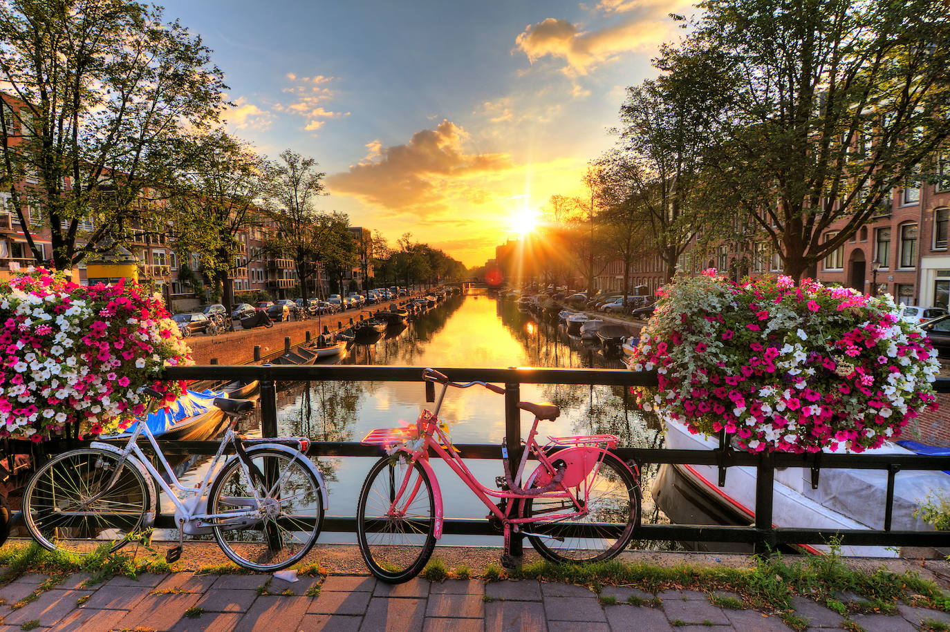 Puentes con flores multicolor en Amsterdam (Países Bajos)