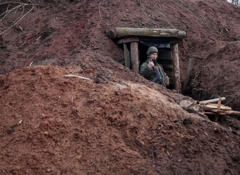 Otro soldado señala la entrada a otra trinchera recién excavada para protegerse de un posible ataque.