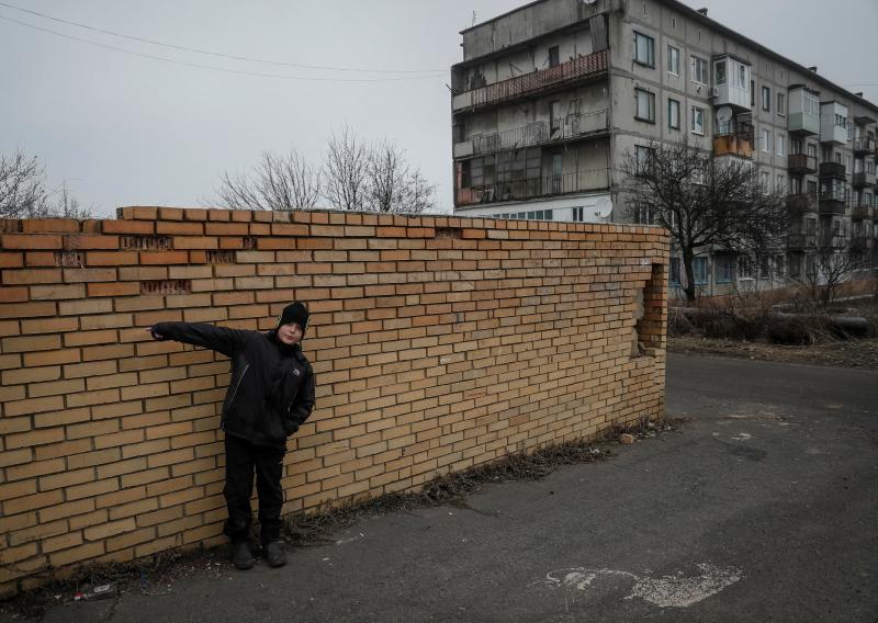 Un chico juega en una desierta calle de Novoluhanske.