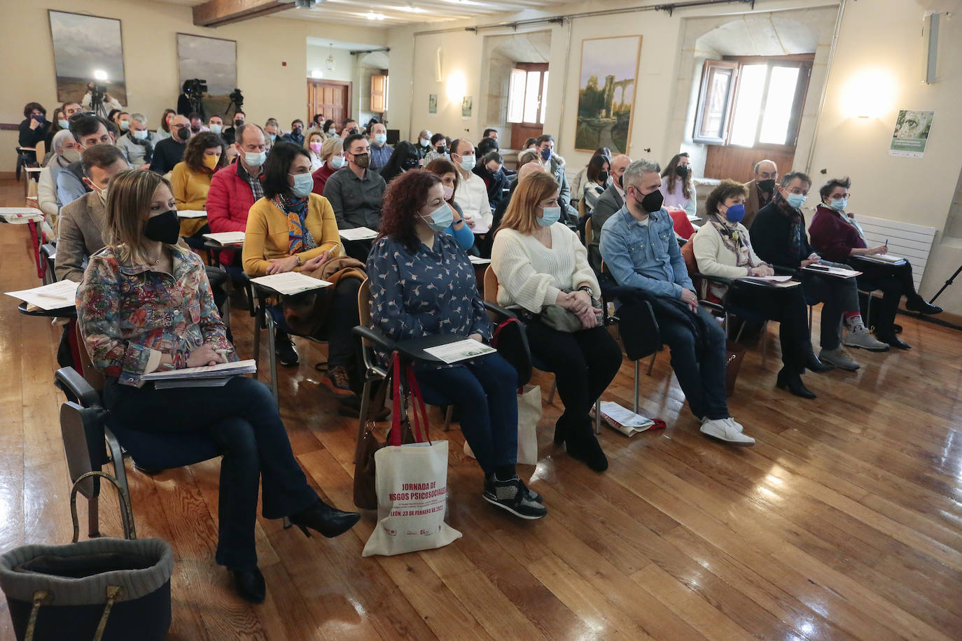 La secretaria de Salud Laboral y Medio Ambiente de UGT Castilla y León, María Fe Muñiz y el secretario ejecutivo de UGT-León, Enrique Reguero, participan en la jornada 'Los riesgos psicosociales: la otra pandemia oculta'.