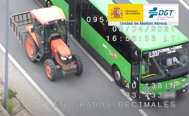 Un autobus adelanta a un tractor y es captado por las cámaras de la DGT. 