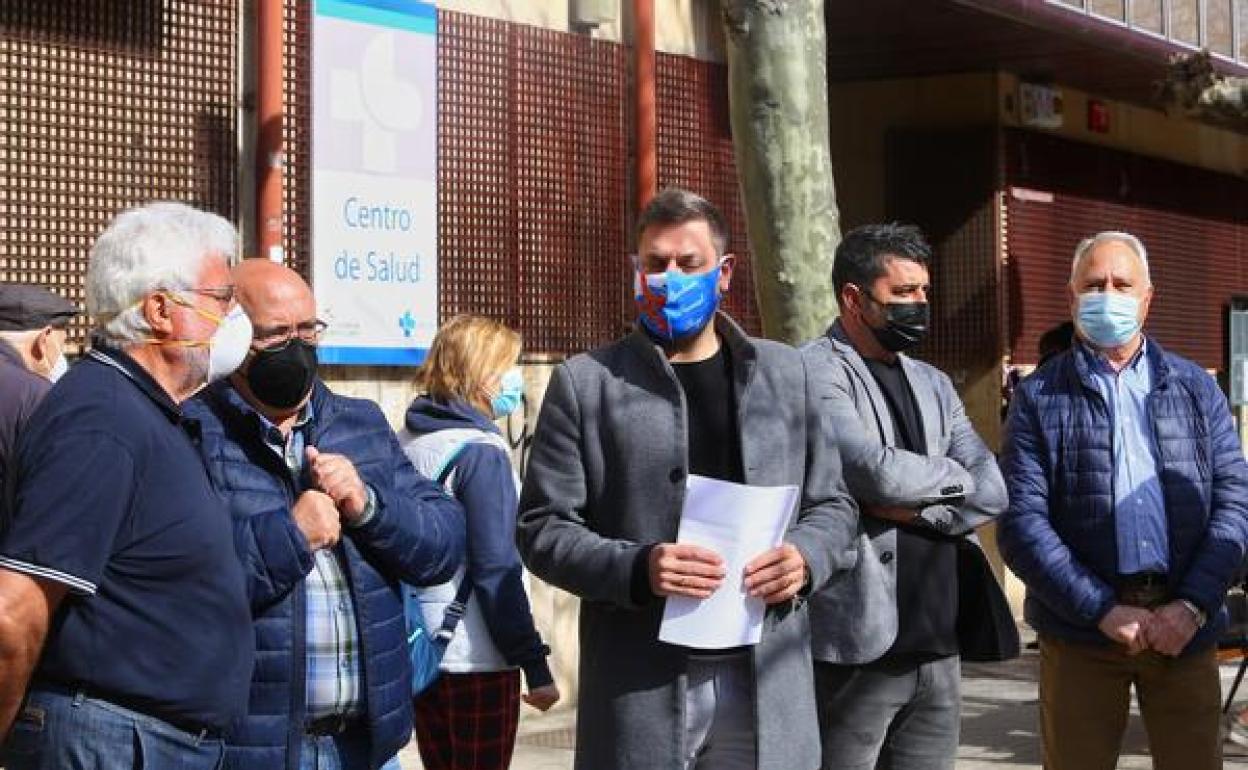 Representantes de CB en una protesta sanitaria en Ponferrada.