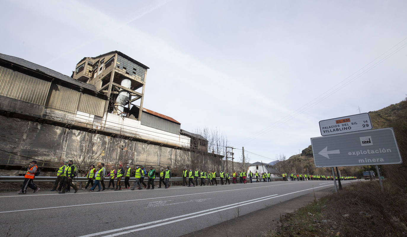 Tercera etapa de la marcha a pie entre Villablino y Ponferrada en defensa de la sanidad pública de Laciana y del Bierzo, entre las localidades bercianas de Páramo del Sil y Toreno.