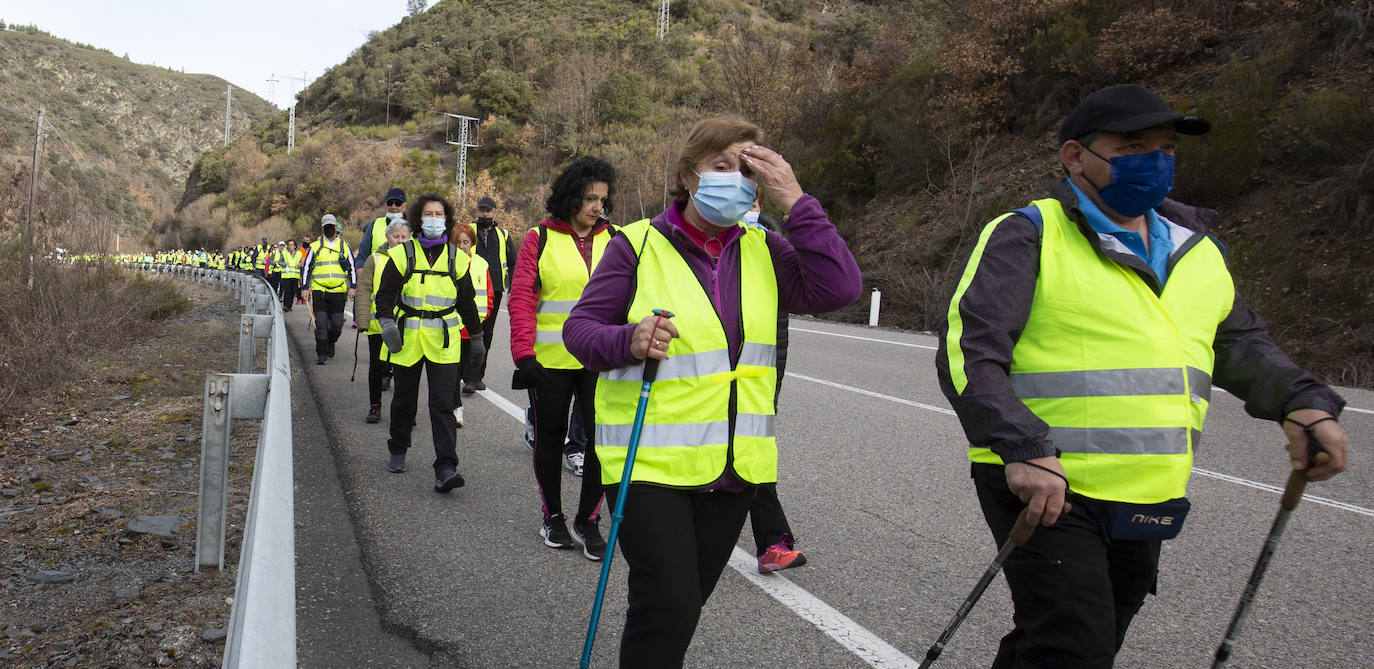 Tercera etapa de la marcha a pie entre Villablino y Ponferrada en defensa de la sanidad pública de Laciana y del Bierzo, entre las localidades bercianas de Páramo del Sil y Toreno.